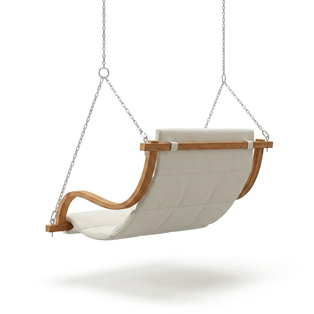 Fauteuil suspendu à assise rembourrée gris clair et structure en bois courbé.