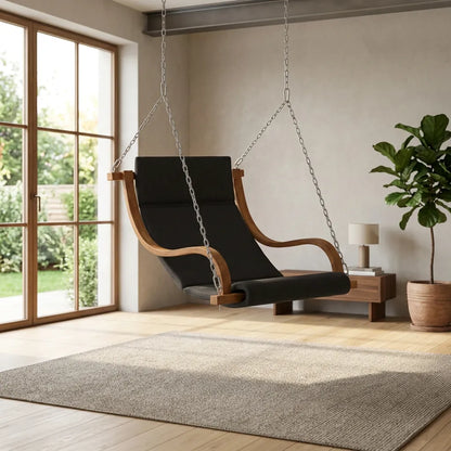 Fauteuil suspendu à assise rembourrée noire et structure en bois courbé.
