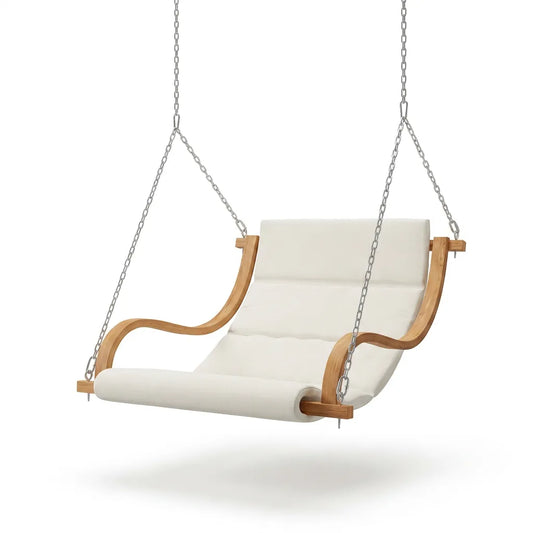 Fauteuil suspendu à assise rembourrée blanche et structure en bois courbé.