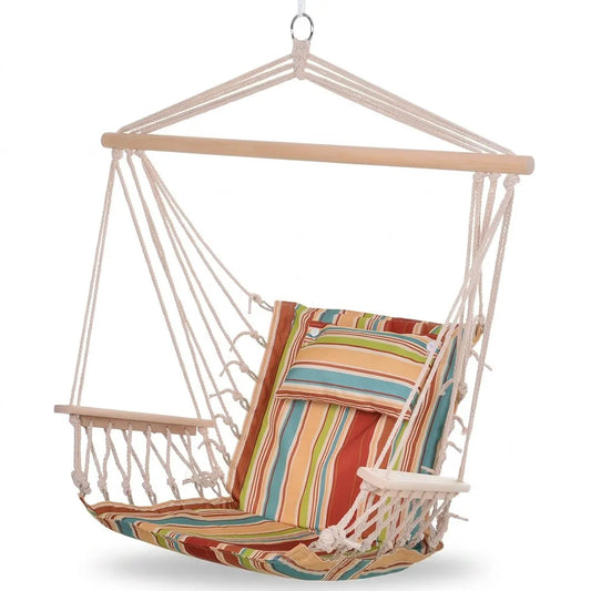 Fauteuil suspendu hamac rayé multicolore avec barre en bois et assise en filet à franges.