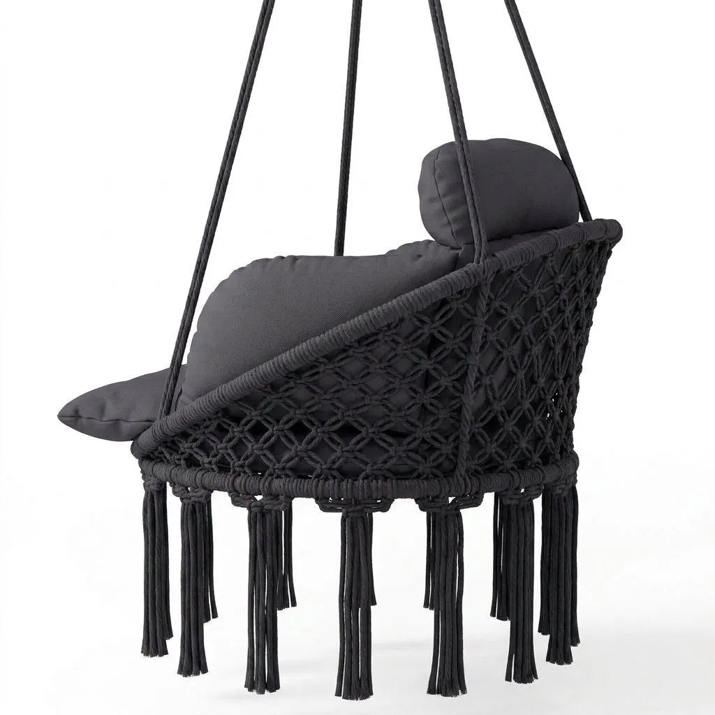 Fauteuil suspendu en macramé sombre, assise et dossier rembourrés, franges
