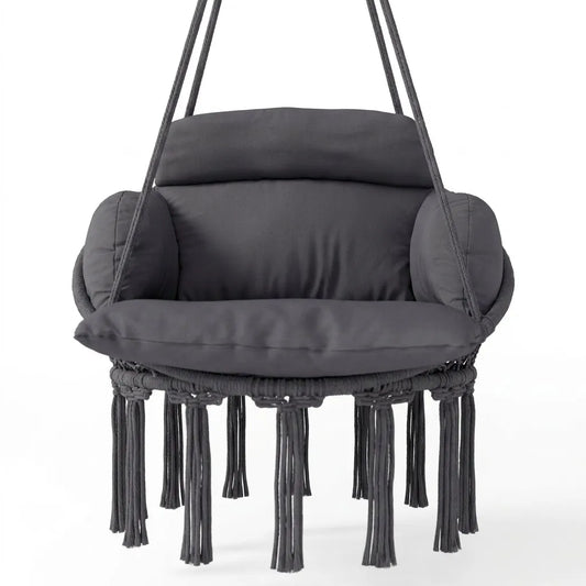 Fauteuil suspendu en macramé sombre, coussin épais, accoudoirs arrondis, franges
