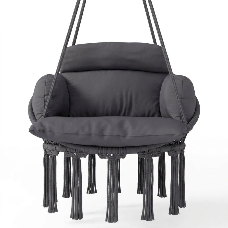 Fauteuil suspendu en macramé sombre, coussin épais, accoudoirs arrondis, franges