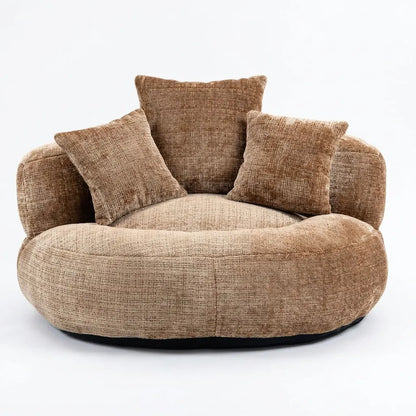 Fauteuil rond en tissu beige avec dossier haut et trois coussins.