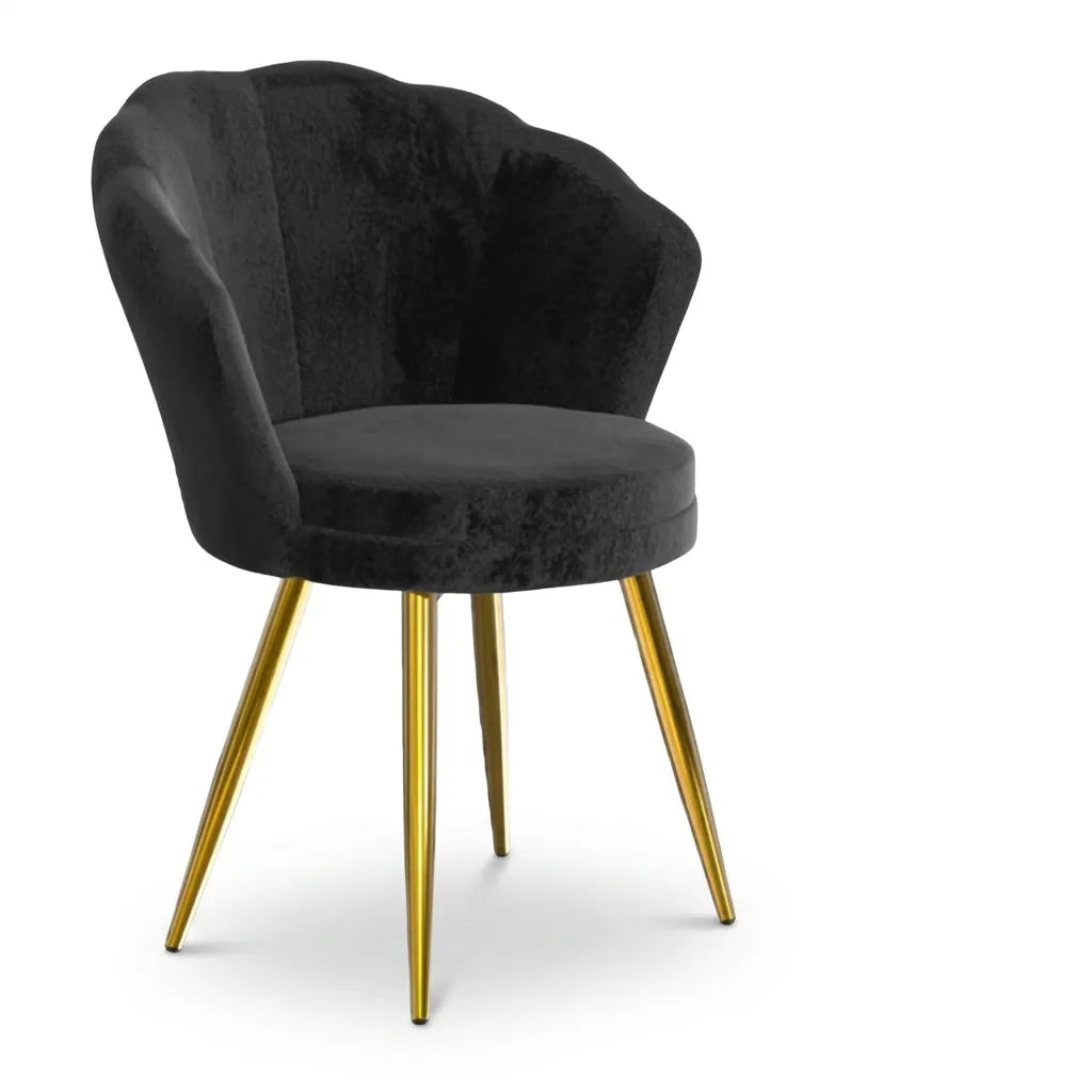Fauteuil noir en velours, dossier arrondi, pieds métalliques dorés.