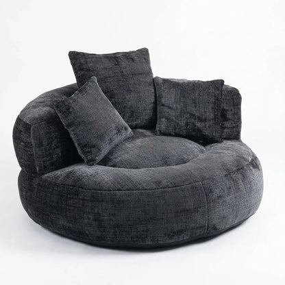 Fauteuil rond en tissu gris foncé avec dossier haut et quatre coussins.