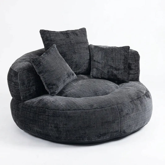 Fauteuil rond en tissu gris foncé avec dossier haut et quatre coussins.