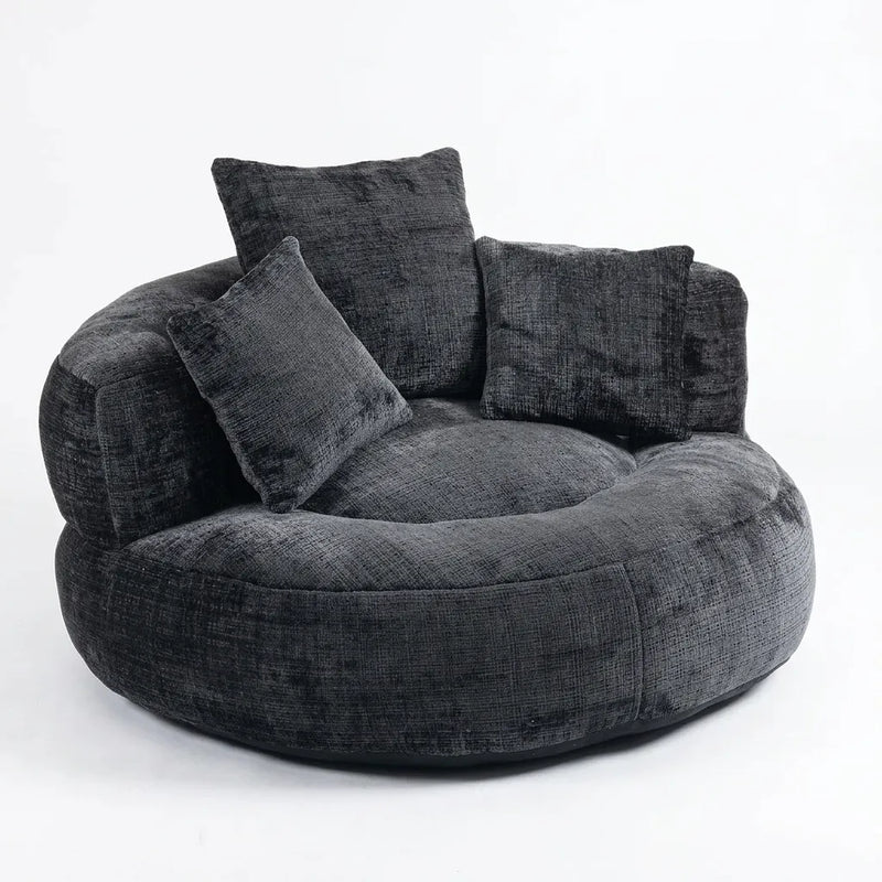 Fauteuil rond en tissu gris foncé avec dossier haut et quatre coussins.