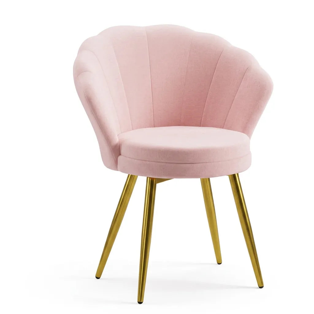 Fauteuil en tissu rose pâle, dossier coquillage arrondi et pieds dorés.