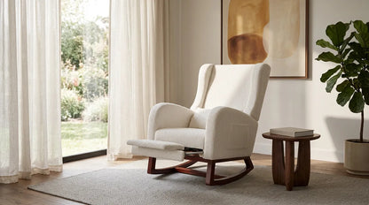 Fauteuil inclinable beige avec repose-pieds relevé, assise et dossier rembourrés.