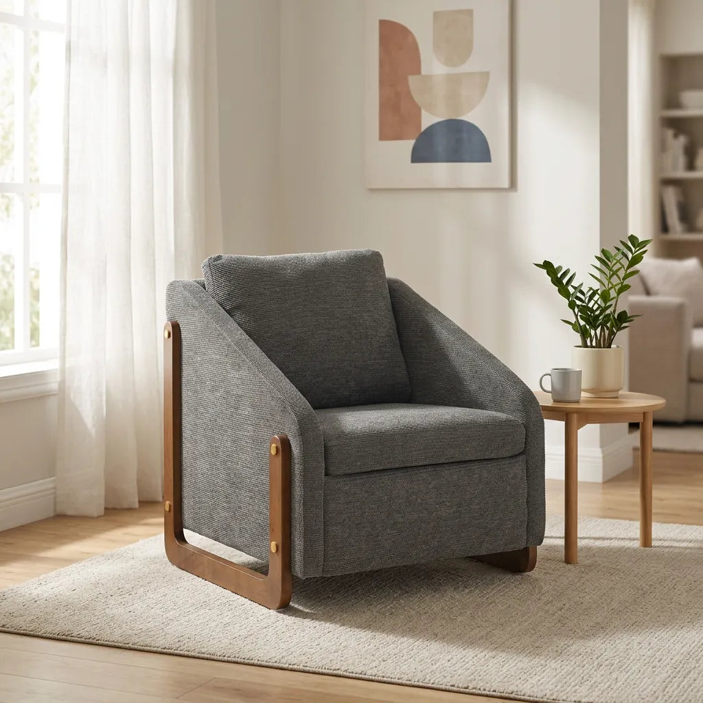 Fauteuil rembourré gris avec accoudoirs en bois, dossier haut et assise confortable