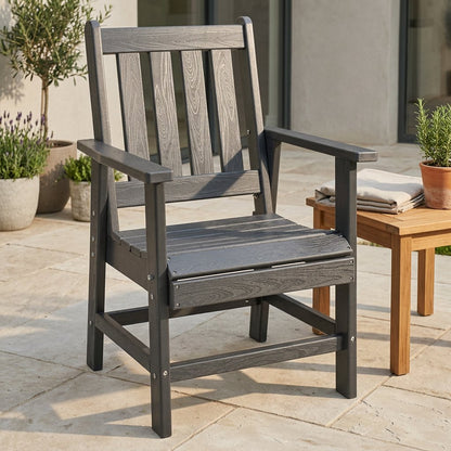 Fauteuil de jardin gris aspect bois, dossier ajouré à lattes et accoudoirs.