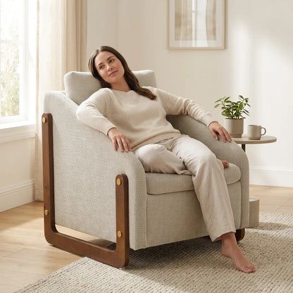 Fauteuil rembourré blanc cassé en tissu, accoudoirs en bois, style moderne