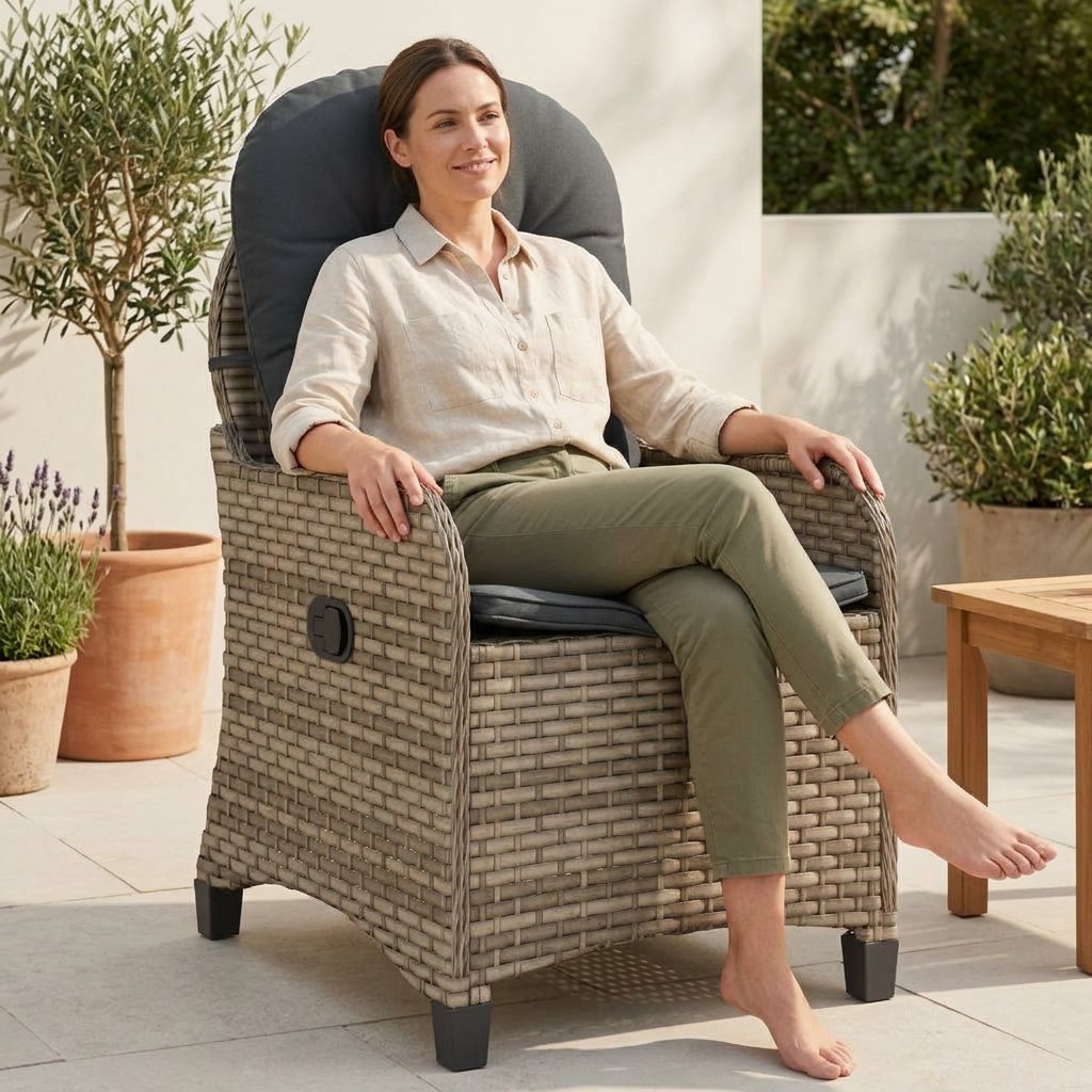Fauteuil de jardin inclinable en résine tressée gris beige, coussin épais et accoudoirs.