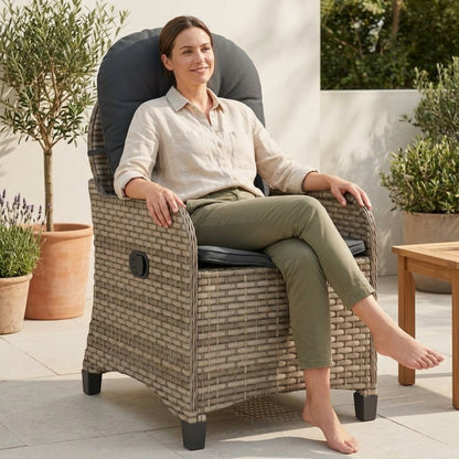 Fauteuil de jardin inclinable en résine tressée gris beige, coussin épais et accoudoirs.