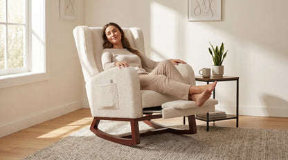 Fauteuil inclinable beige avec repose-pieds et dossier haut, occupé par une personne.