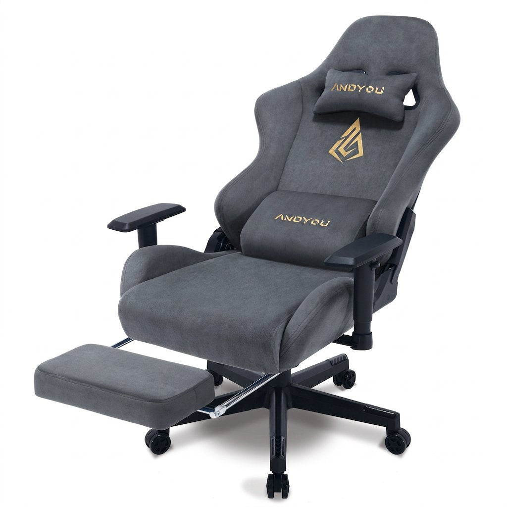 Fauteuil de bureau avec repose-pieds, tissu gris, assise profonde et accoudoirs.