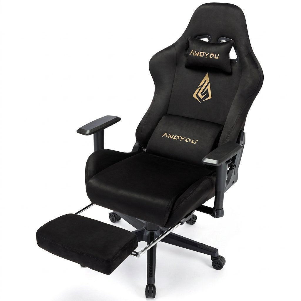 Fauteuil de bureau avec repose-pieds, tissu noir, dossier haut et accoudoirs.